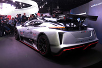 新型「リーフNISMO RC」のリアビュー。ブラックとシルバーのツートンに赤いアクセントを配したカラーリングもイカしてませんか？