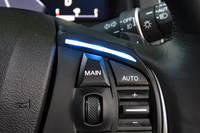 運転支援システムが複雑化すると、ドライバーが「今、クルマはどんな状態にあるのか」「自分が何をしてもいい（何をしてはいけない）状態にあるのか」を常に把握する必要が生じる。ホンダのテスト車では、音声やモニター表示に加えて、ステアリングホイールなどにイルミネーションを仕込むなどして、ドライバーに直感的に状況を伝えるシステムが研究されていた。