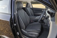 内装色は「メテオブルー・ワントーン」（写真）と「ストーングレー・ツートーン」から選べる。シート表皮は合成皮革で、ヒーター、ベンチレーターとも標準装備。