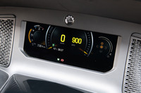 新型「スパイダーRT」では、メーターパネルに新開発の7.8インチLCDカラーディスプレイを採用。携帯端末とのコネクテッド機能も備わっている。