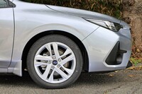 タイヤサイズは205/50R17。ホイールの基本的な意匠は各グレード共通だが、上位グレードがダークメタリック塗装、およびダークメタリック塗装と切削光輝加工のツートンとなっているのに対し、「ST」はシンプルなシルバー塗装となっている。