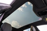 快適装備は充実しており、英KEF製のオーディオシステムや、透明／不透明の切り替えが可能なインテリジェントパノラミックガラスルーフなども設定。後者には全体ではなく一部を透明／不透明にできるオプション機能も用意される。