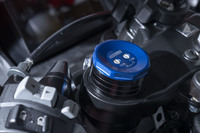 ハンドルのブリッジから、大きく突き出たフロントフォークの頭頂部に注目。フロントサスペンションにはφ41mmのショーワ製「ビッグ・ピストン・フロントフォーク」を採用している。