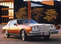 「ビュイック・リヴィエラ」
	1963年にデビューした高級パーソナルカー。「フォード・サンダーバード」のライバルとされる。1999年に生産終了。映画に登場するのは、初のFFモデルとなった6代目。