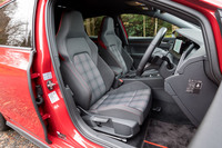 サポート性に優れるヘッドレスト一体型のスポーツシート。赤いタータンチェック柄の表皮は、代々受け継がれる「GTI」の伝統である。