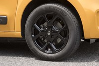 試乗車には「エクセプション」と名付けられたブラックのアルミホイールが装着されていた。価格は1台分で14万4200円。