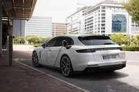 「パナメーラ4 E-ハイブリッド スポーツツーリスモ」