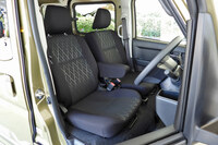 シートの仕様は基本的にエンジン車と同じだが、BEVでは前席シートヒーターを全車に採用。運転席・助手席ともにスライド／リクライニング機構が備わる。