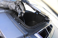 携帯電話やMP3プレーヤーなどを接続できるUSBおよびAUXの入力端子は、ウインドスクリーンの下の収納ボックスに備わる。