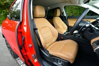 上質なレザーで仕立てられたシート。前席のヘッドレストには猛獣ジャガーをかたどった“リーパーロゴ”がエンボス加工されている。