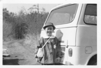 テールゲートの付いたクルマはなんでも「バン」にしてしまう義父であるが、「スバル・サンバー」を保有していたことが分かる。立っているのは、幼稚園時代の女房。1967年の写真。