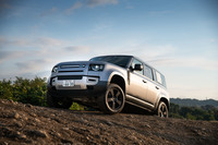 現行型「ディフェンダー」は2019年9月のフランクフルトショーで発表。70年にわたり受け継がれてきた基本構造を捨て、まったく新しいクルマとしてデビューした。