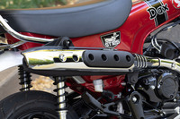 往年の「ST50／70／90」をほうふつとさせるアップマフラー。ずっと眺めていたくなる、ムダに磨きたくなる各部の仕立てのよさは、「モンキー125」も持つホンダのレジャーバイクならではの魅力だ。