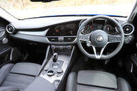 「ジュリア ヴェローチェ」では駆動方式によってハンドルの位置も異なり、4WD車では左、FR車では右となる。