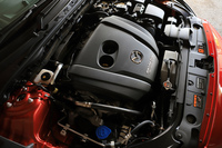 フロントに横置きされる2.5リッター直4 DOHC 16バルブエンジンは、最高出力190ps、最大トルク252Nmを発生。気筒休止システムを新たに採用した。燃費は14.8km/リッター（JC08モード）、14.2km/リッター（WLTCモード）。