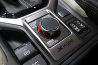 新たに採用されたダイヤル式の「X-MODE」コントローラー。既存のモデルでは、VDCのOFFスイッチは別の場所に設置されていたが、新しいコントローラーではVDCを作動させない「D.SNOW MUD」モードも含め、すべての走行モードがこのダイヤルだけで選択できるようになった。