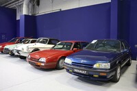 アールキュリアル社によるオークションの内覧会場で。元役員用でフル装備の「ルノー25 V6ターボ バカラ」（右）は、6万9600ユーロ（約1011万円）で落札された。