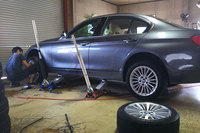 クリさんの「BMW 320d」、タイヤ交換中。