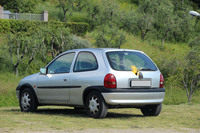 ここからは過去モデルを少々。2代目「コルサ」は2000年まで販売されていたので、最低でも20年選手ということになる。2019年6月にシエナ県で撮影。ワイパーの尻尾ふりふりステッカーは、少し前にイタリアではやったもの。