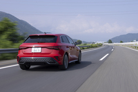 モデルネームは改良前と同じ「30 TFSI」ながら、パワーユニットは1リッターターボから1.5リッターターボへと刷新されている（いずれもマイルドハイブリッド）。