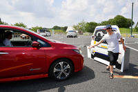 「日産リーフ」は障害物の手前で十分な余裕を持って止まることができた。（写真＝池之平昌信）