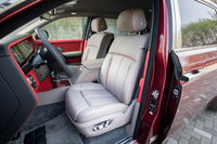 長年にわたり、「マジック・カーペット・ライド」と称される快適な乗り心地と、高い静粛性を追求してきたロールス・ロイス。新型「ファントム」では、従来モデルより10％も車内の騒音レベルを低下させている（100km/h走行時）。