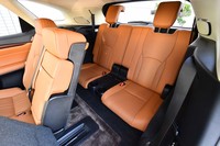 3列目シートは、スイッチ操作により、「室内優先」または「荷室優先」のシートポジションに切り替えられる。