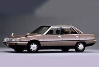 1983年にデビューした3代目「ギャランΣ」（ギャランとしては通算5代目）。写真の4ドアセダンのほか4ドアハードトップがあり、当初は1.8リッター直4 SOHCの自然吸気とターボ、または2リッターの自然吸気とターボを搭載。遅れて1.8リッターディーゼルや2リッターV6なども加えられた。