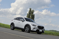 「CX-3」のボディーカラーは全8色。テスト車の「XDツーリング」には「セラミックメタリック」が採用されていた。
    
