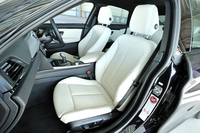 電動調節式のサイドサポートを持つ、「435iグランクーペ」のスポーツシート。表皮には、高級なダコタレザーがおごられる。