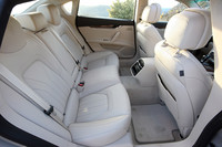 ホイールベースが延長されたことにより、後席は十分ゆとりのあるスペースを確保する。3人掛け（写真）のほか2人掛け仕様もオプションで用意される。
