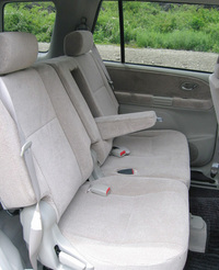 マイナーチェンジで、セカンドシートに「ウォークイン機能」を追加。シートバックが前に倒れる動作に連動してスライドするようになり、サードシートへアクセスしやすくなった。