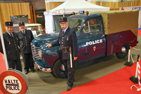 「警察保存友の会」のスタンドで。写真中央は、この会の“顔”であるアラン・フォイアトル氏。