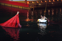 夜10時30分からポー川で催された500のワールドプレミアの一場面。映画「甘い生活」でアニタ・エクバークとマルチェロ・マストロヤンニがびしょ濡れになって滝に打たれるシーンの再現。みな推進装置付きの浮き輪に乗って、スイスイと水上を移動していた。