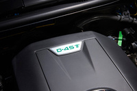 エンジンカバーの「D-4ST」のロゴ。「クラウン」にターボエンジンが搭載されるのは、2003年以来12年ぶりのこととなる。