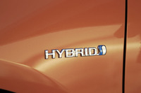 パワーユニットについては「アクア」と変わらず、「THS II」と呼ばれるハイブリッドシステムを採用。燃費は33.8km/リッター（JC08モード）となっている。
    