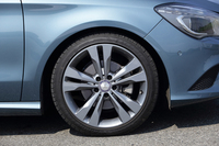 タイヤサイズは「CLA45 AMG 4MATIC」を除いて225/40R18で共通。「CLA180」には、写真の5ツインスポークアルミホイールが標準装備される。
    