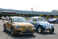 デザインの元となった往年のモデル「Baja Bug」（写真右）とのツーショット。