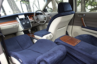 シートやセンターコンソールは、部屋に家具を置いたようなイメージでつくられた。ドアの内側を湾曲させてショルダースペースを稼いだり、アーチ型ルーフで視界を広く確保。乗員に圧迫感を与えない工夫が凝らされた