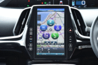 センターコンソールの中央に置かれる11.6インチの縦型ディスプレイ。スマートフォンのように、指先を使って直感的な操作ができる。（写真をクリックすると表示バリエーションが見られます）