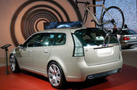 
	「9-3」は現行モデルから、伝統のハッチバックを捨て、スポーツセダンに生まれ変わった。そのことを意識してか“スポーツハッチ”を名乗るが、実際は「9-3エステート」との見方が強い。エンジンは、250psを発する2リッターターボ、トランスミッションはセントロニック付き5段ATが組み合わされる。駆動方式はFFだ。
	【スペック】
	全長×全幅×全高＝4659×1801×1547mm／ホイールベース＝2700mm／駆動方式＝FF／2リッター直4 DOHC16バルブターボ（250ps／5500rpm、35.7kgm／2500rpm）
	 