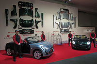 「コペン セロ」の発表会で行われた「DRESS-FORMATION」のデモンストレーションの様子。（写真＝webCG）