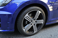 装着されるタイヤのサイズは225/40R18となる。