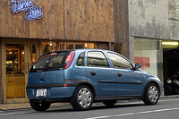 ヴィータ スポーツのボディカラーには、「紺」「水色」「銀」「赤」「赤茶」が標準設定され、「青」と「金」も受注生産ながら選択可能だ。組み合わされる内装は、グレーのクロスとなる