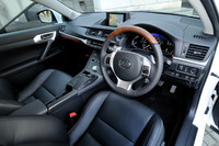 インテリアの様子。水平基調のインストゥルメントパネルは、横方向へのひろびろ感も意識してデザインされたものだという。センターコンソール上には、セダン「HS」とSUVの「RX」でも採用された、ナビやオーディオの操作デバイス「リモートタッチ」が備わる。
