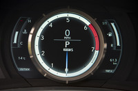 「F SPORT」仕様には可動式メーターリングを使った「LFA」譲りの“Fメーター”が備わる。