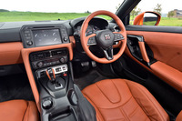 MY17ではセンターパネル／センターコンソールを中心にインテリアのデザインが変更されている。