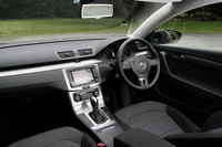 ブラックを基調としたインテリア。本革巻き3本スポークステアリングホイール＆シフトノブは標準装備だが、テスト車のオーディオコントロール付きステアリングは、オプション。