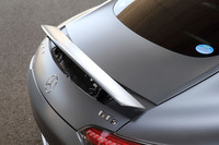 ボディーの後端にリトラクタブルリアスポイラーが備わる。