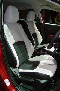 「XDツーリング Lパッケージ」のシートは、レザー（白い部分）とラックススエード（黒い部分）のコンビネーションタイプとなる。 